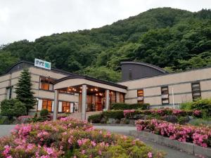 雫石町的住宿－夜鶯日式旅館，前面有一堆鲜花的建筑