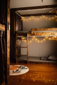 Poschodová posteľ alebo postele v izbe v ubytovaní Co Diving Hostel