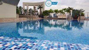 una piscina en un hotel con azulejos azules en Interchange Tower Serviced Apartment - SHA Extra Plus, en Bangkok