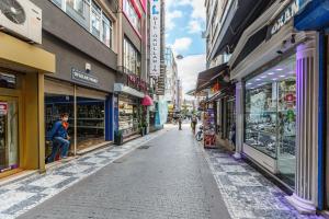 Une rue vide dans une ville regorgeant de magasins dans l'établissement Altiyol Boga, Center of Kadıköy, à Istanbul