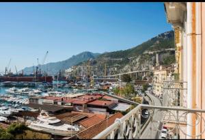 uma vista para um porto com barcos na água em Casa Maria Al Porto em Salerno