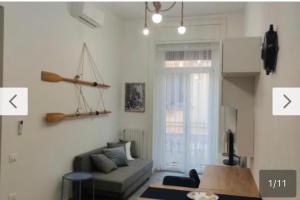 uma sala de estar com um sofá e uma mesa em Casa Maria Al Porto em Salerno