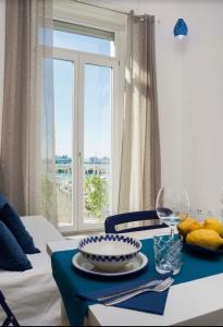 une table avec une assiette de nourriture et une fenêtre dans l'établissement Casa Maria Al Porto, à Salerne