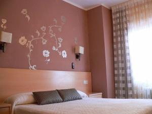 Postel nebo postele na pokoji v ubytování Hotel Restaurant Llansola