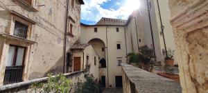an alley in an old town with buildings at Dormire nel Castello in Pitigliano