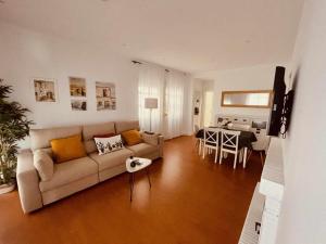 uma sala de estar com um sofá e uma mesa em Precioso apartamento en Plaza de las Cañas em Córdoba