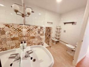 A bathroom at Apartamento Céntrico Corredera Még 37 kép