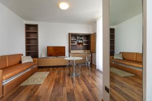 un soggiorno con un divano e un tavolo di APPARTAMENTI CAPRI MALCESINE a Malcesine