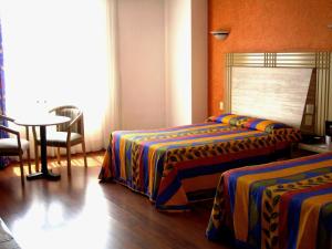 Postel nebo postele na pokoji v ubytování Hotel Cervantes + 16 fotografií