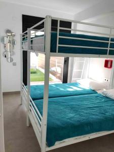 Een stapelbed of stapelbedden in een kamer bij 3 bedrooms house with private pool enclosed garden and wifi at Vistebella Golf 