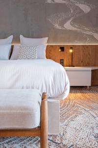 Postel nebo postele na pokoji v ubytování Hôtel VoulezVous by Les Etincelles