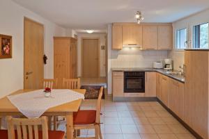 eine Küche mit einem Tisch und einem Esszimmer in der Unterkunft Casa Collinetta in Zermatt