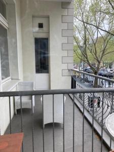 einen Balkon mit 2 Stühlen und eine Tür zu einem Gebäude in der Unterkunft City Hotel am Kurfürstendamm in Berlin