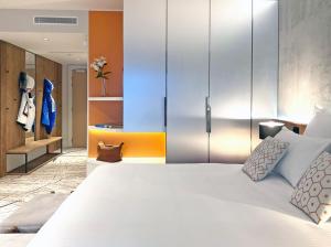 Postel nebo postele na pokoji v ubytování Hôtel VoulezVous by Les Etincelles