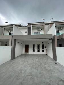 una gran casa blanca con un gran aparcamiento en No 61 Nazirin Homestay Tmn Indah Raya 2 Manjung Lumut, en Lumut