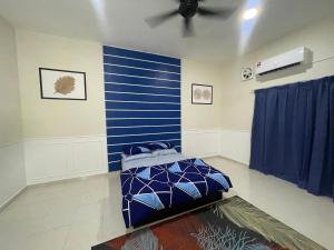 Postel nebo postele na pokoji v ubytování No 61 Nazirin Homestay Tmn Indah Raya 2 Manjung Lumut