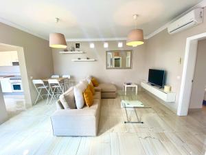 Μια τηλεόραση ή/και κέντρο ψυχαγωγίας στο Riviera Park Bungalow (RPB), 2 Bedrooms, 1 Bathroom, Ground Floor