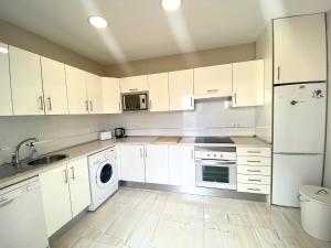 Η κουζίνα ή μικρή κουζίνα στο Riviera Park Bungalow (RPB), 2 Bedrooms, 1 Bathroom, Ground Floor