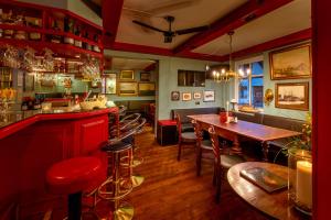 un restaurant avec un bar doté d'une table et de chaises dans l'établissement Nordsee-Hotel Hinrichsen, à Husum