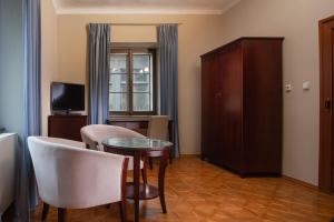 TV a/nebo společenská místnost v ubytování Charles Bridge Rooms & Suites by SIVEK HOTELS