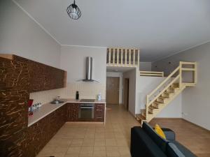 Una cocina o cocineta en ApartamentyPrzyMorzu Apartament z Antresolą
