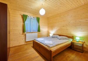 Un pat sau paturi într-o cameră la Tusnad Camping
