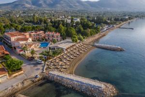 een luchtzicht op een strand met een resort bij Avantis Suites Hotel in Eretria