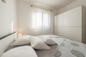 Postel nebo postele na pokoji v ubytování Apartments Roje