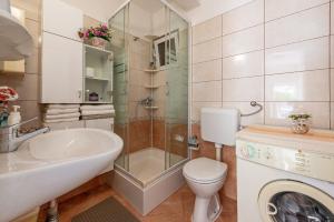 Koupelna v ubytování Apartments Roje