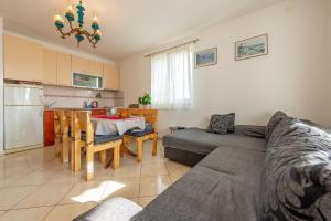 Kuchyň nebo kuchyňský kout v ubytování Apartments Roje