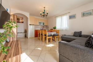 Kuchyň nebo kuchyňský kout v ubytování Apartments Roje