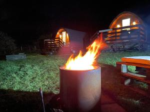 un grande vaso di fuoco di fronte a una tenda di Breakish Bay Pods (Pod 2) a Breakish