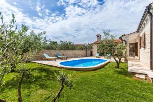 Swimming pool sa o malapit sa Villa Vignola