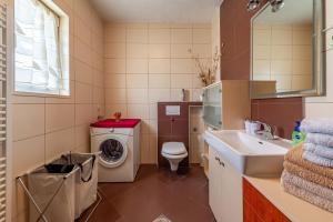 Koupelna v ubytování Apartments Roje