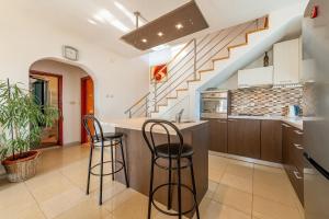 Kuchyň nebo kuchyňský kout v ubytování Apartments Roje