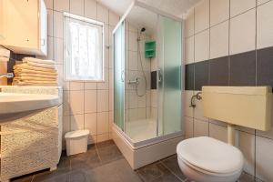 Kúpeľňa v ubytovaní Apartments Roje + 37 fotografií