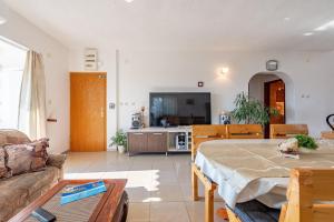 TV a/nebo společenská místnost v ubytování Apartments Roje