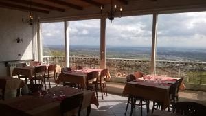 Un restaurante u otro lugar para comer en La Chatellenie