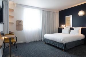 a hotel room with a bed and a window at ibis Styles Paris Romainville in Romainville