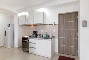 Virtuvė arba virtuvėlė apgyvendinimo įstaigoje Happy Guest Apart 56