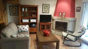 ein Wohnzimmer mit Sofa und Kamin in der Unterkunft Cubelas Porto do Son in Porto do Son