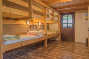 Postel nebo postele na pokoji v ubytování Planinarski dom Skrad