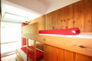 מיטה או מיטות קומותיים בחדר ב-Sole Alto Appartamenti Montana