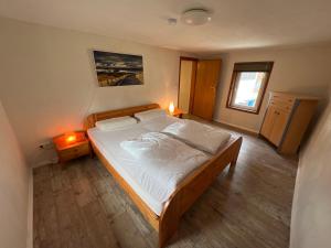 une chambre avec un lit avec deux lampes dessus dans l'établissement 300 Jahre altes renoviertes Fachwerkhaus, à Peterslahr