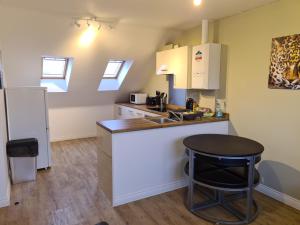 A kitchen or kitchenette at Yarmouth Apartments, Street Permit Parking, Close To Everything, Beach, Pier, Free WIFI