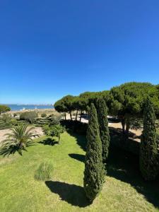 ル・グロー・デュ・ロワにあるLe Flamant Appartement 2 chambres dernier étage Vue Merの木々と海を背景にした公園 +107枚の写真