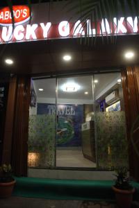 una vista de la ventana de un restaurante de sushi por la noche en Hotel Lucky Galaxy en Bombay