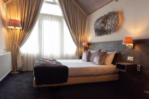 Een bed of bedden in een kamer bij Hotel Hartlief