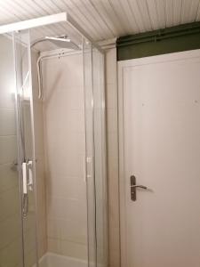 una ducha con puerta de cristal en un baño en Esprit Mer classé - Wifi - Centre, en Auray
