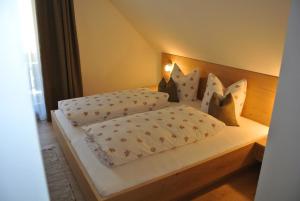 Letto o letti in una camera di Haus Fischer Nassfeldblick